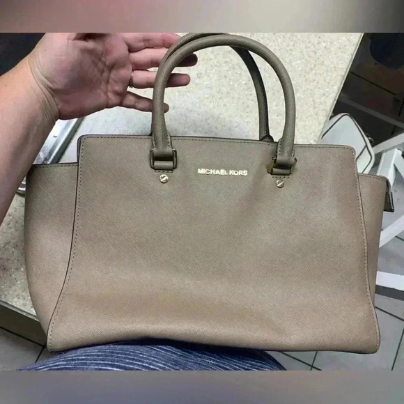 Michael Kors Handbags - Micael Kors Medium Selma bag